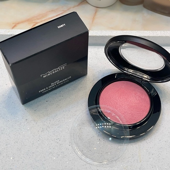 MAC Mineralize ~ ‘DAINTY’ Blush ~ RARE & HTF ~ NIB - Picture 1 of 16